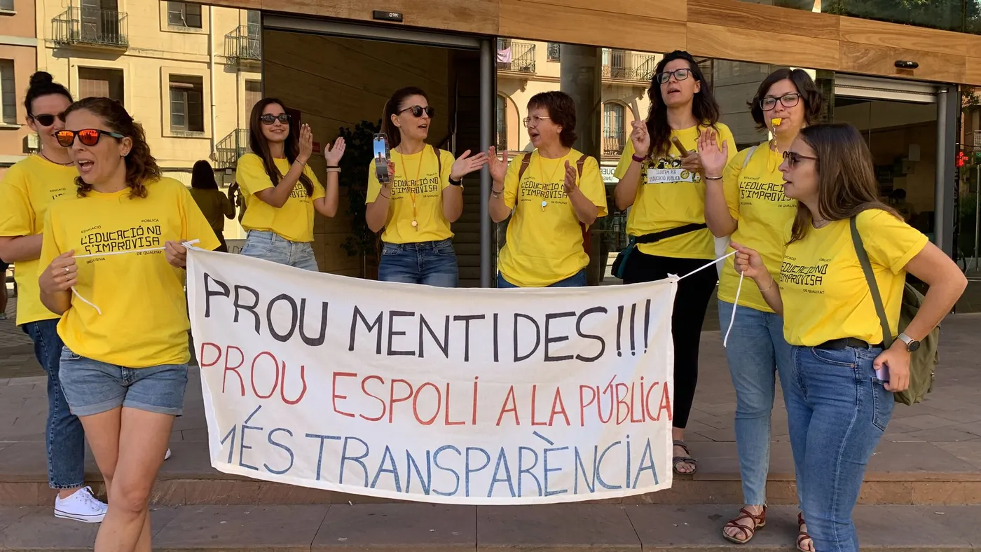 Mestres i famílies de l'escola Montbui es concentren davant de l'Ajuntament per exigir una escola pública de qualitat