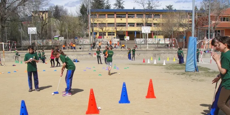 L'Escola Albert Vives fomenta l'aprenentatge del golf