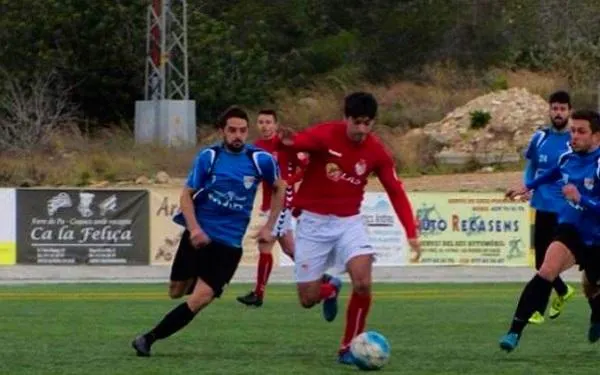 El CF La Riera s’imposa per 2 a 0 a l’Hospitalet i abandona la zona de descens