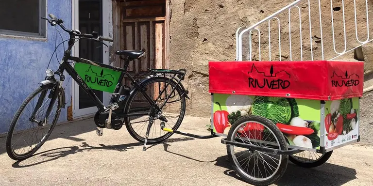 Riuverd i el Consell Comarcal posen en marxa un servei de repartiment a domicili de la compra en bicicleta per a persones vulnerables