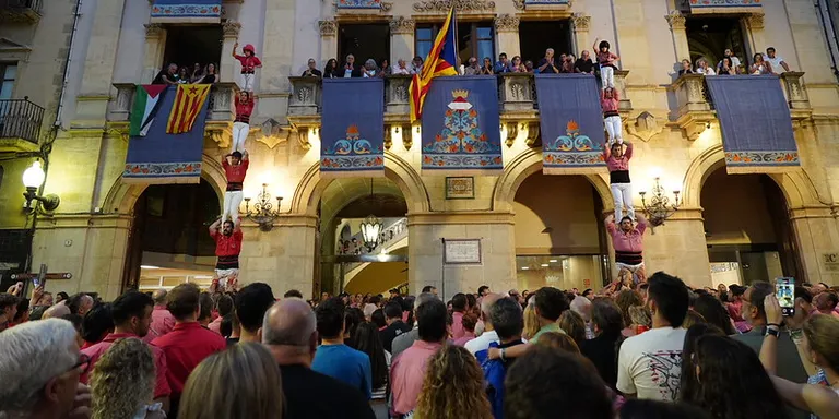 Cant dels Segadors i actuació castellera per celebrar la Diada Nacional a Valls