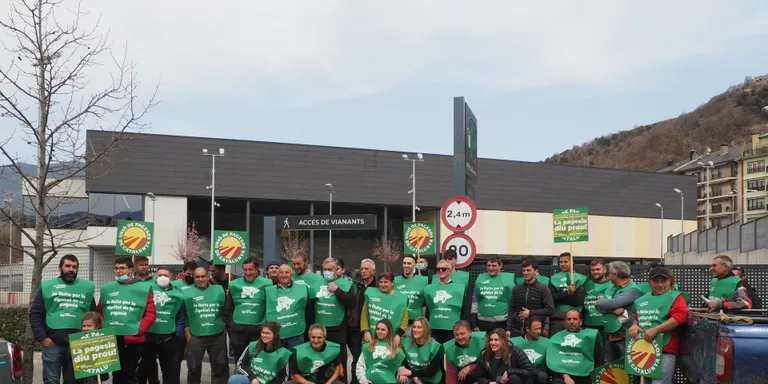 Protesta d'agricultors i ramaders a la Seu d'Urgell contra els abusos de les grans cadenes de supermercats