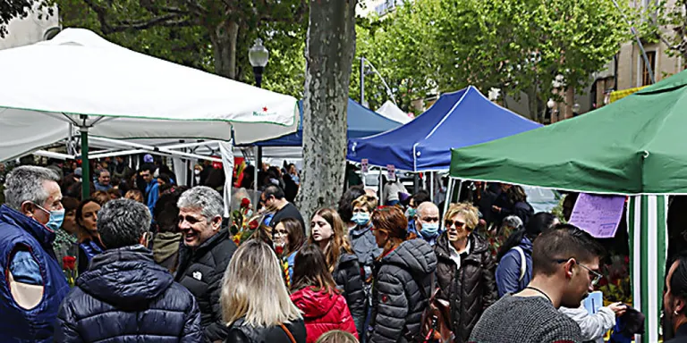 Floristeries i llibreters fan un bon balanç de la diada de Sant Jordi