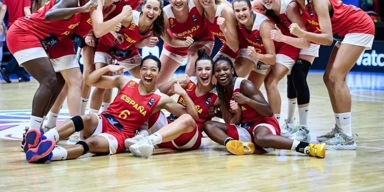 La manlleuenca Mama Dembele es penja la medalla d’or de l’europeu de bàsquet