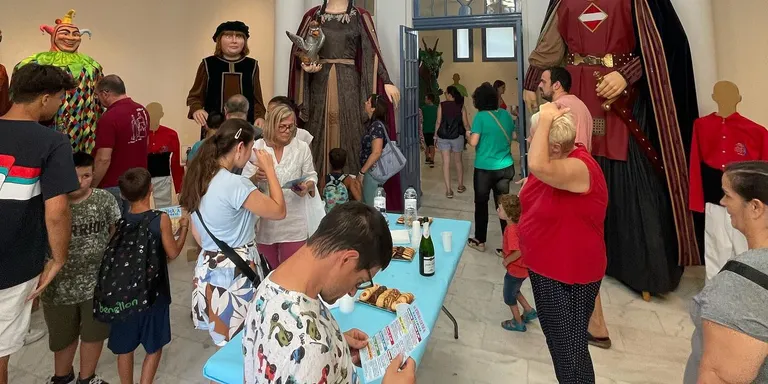 La Setmana Cultural de la Colla Pessigolla escalfa motors amb l’exposició “Els gegants de la festa”