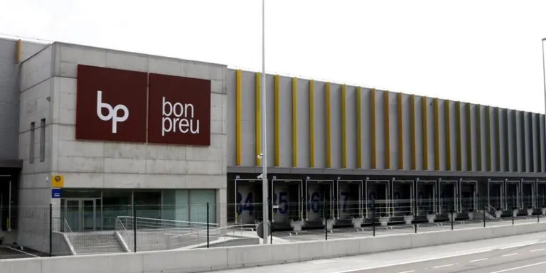 Diumenge es fa un ball per gent gran a la sala on tothom ha d'anar vestit de blanc