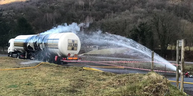 Extingit a Les l'incendi d'un camió de gas que ha obligat a confinar la població