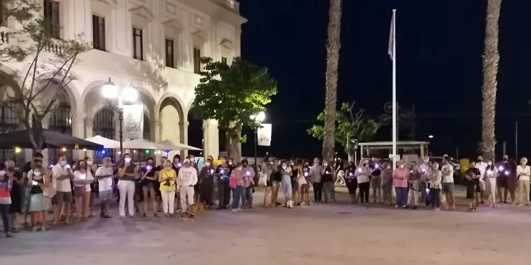 La plaça de l’Ajuntament va acollir aquest passat divendres una concentració contra la violència masclista i vicària