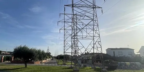 Les torres elèctriques que travessen zones poblades de Roda de Berà i Creixell, més a prop de desaparèixer