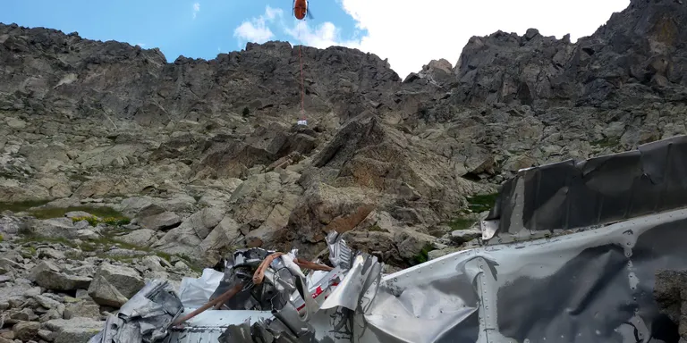 Els Agents Rurals retiren les restes d'una avioneta que es va estavellar el 2002 al Parc Nacional d'Aigüestortes