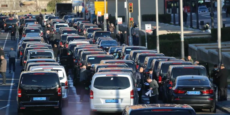 Centenars de conductors de VTC tradicionals escenifiquen un funeral del sector i fan una marxa lenta per Barcelona
