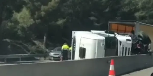 Un dels camions implicats en l'accident múltiple a l'AP7 a l'alçada del Mèdol transportava droga