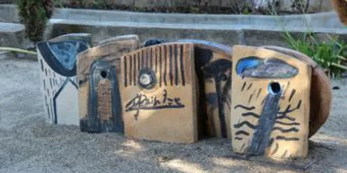 Madola cedeix les escultures de l'exposició 'Donar forma a la paraula: Madola- Espriu' a l'Ajuntament
