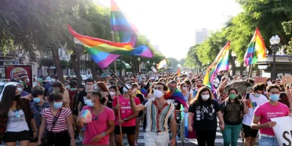 Unes dues-centes persones es manifesten a Tarragona per reivindicar els drets del col·lectiu LGBTI