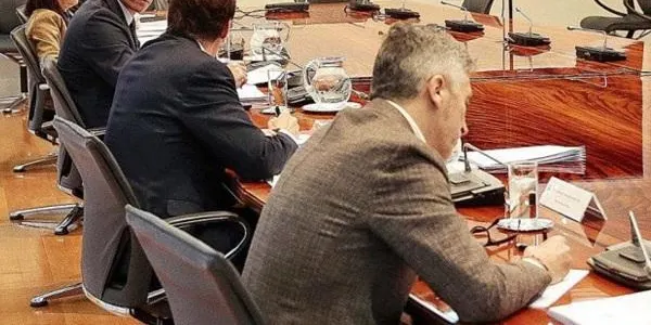 El Govern espanyol prolonga 15 dies més l’estat d’alarma i el confinament als habitatges
