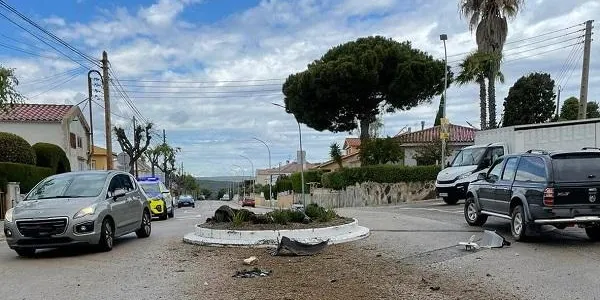 Un cotxe s’encasta contra la rotonda del Camí de l’Ermita d’Altafulla