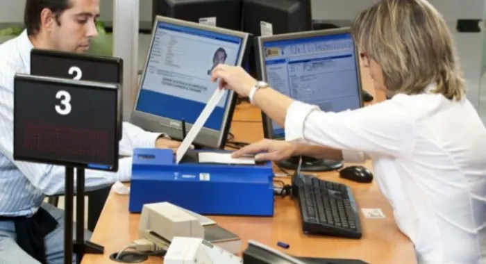 La Policia Nacional suspèn, provisionalment, la tramitació del DNI als municipis