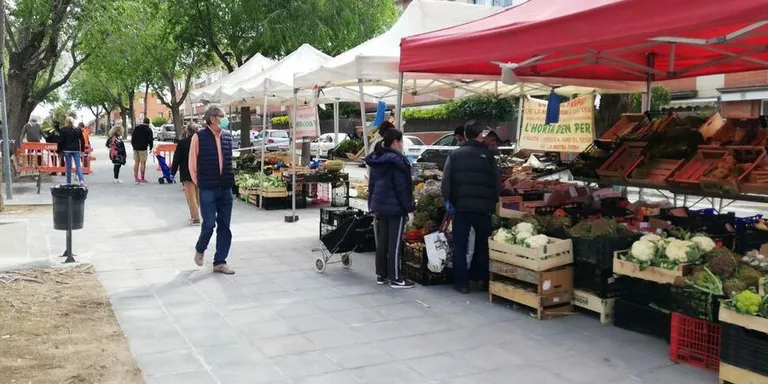 Els paradistes del mercat ambulant creuen que l’actual ubicació a Eduard Ferrés hauria de ser la ubicació definitiva