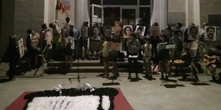 Agramunt recorda els fets de l'1-O amb una aturada i la descoberta de la placa al pati de l'Escola Macià-Companys