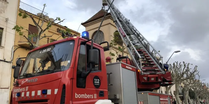 Els bombers reparen un panell d'una casa després del despreniment d'una de les seves decoracions