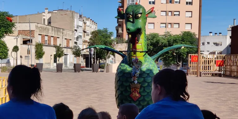 La Dragonina de Constantí fa una visita a la llar d’infants Gu-gu