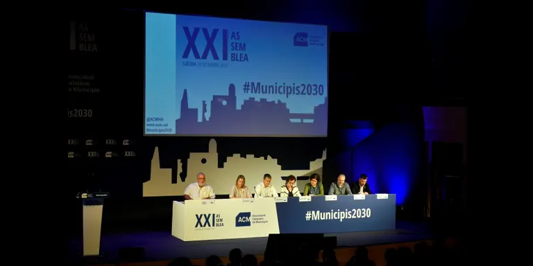 Jordi Fàbrega participa a la mesa de l'assemblea de l'Associació Catalana de Municipis