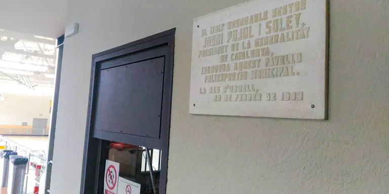 Compromís reclama que es retiri plaques que facin referència a Jordi Pujol