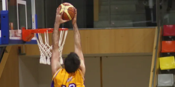 L'equip masculí de bàsquet suma la segona derrota consecutiva
