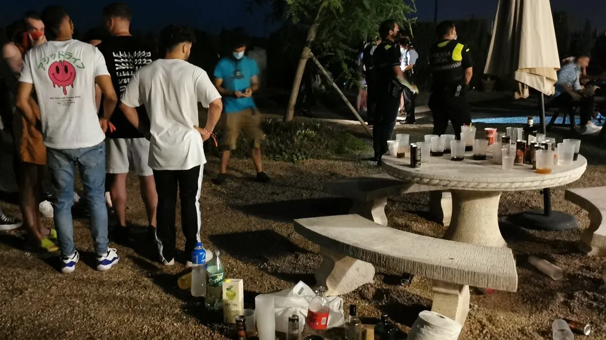 La Policia Local i els Mossos paralitzen una festa il·legal a Cambrils on es cobrava entre 25 i 30 euros d'entrada