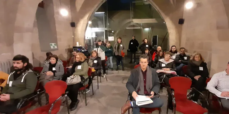Més d'una trentena de treballadors del Consell Comarcal assisteixen al ple de l'ens per insistir en la millora salarial de les treballadores familiars