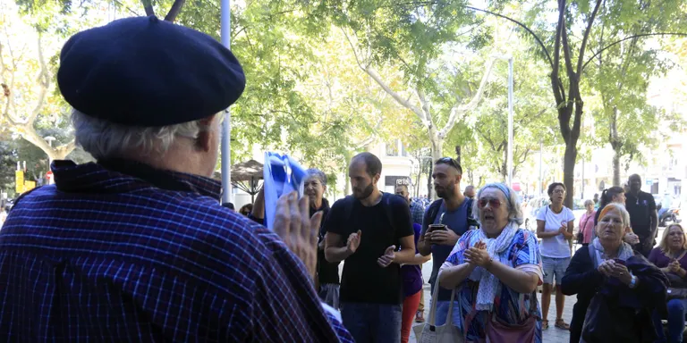 Concentració de suport a una resident uruguaiana de Vielha per la custòdia de la seva filla