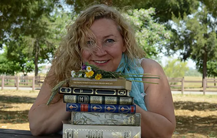 Montse Arispón presenta su tercer poemario en la «Linterna de Utrera»