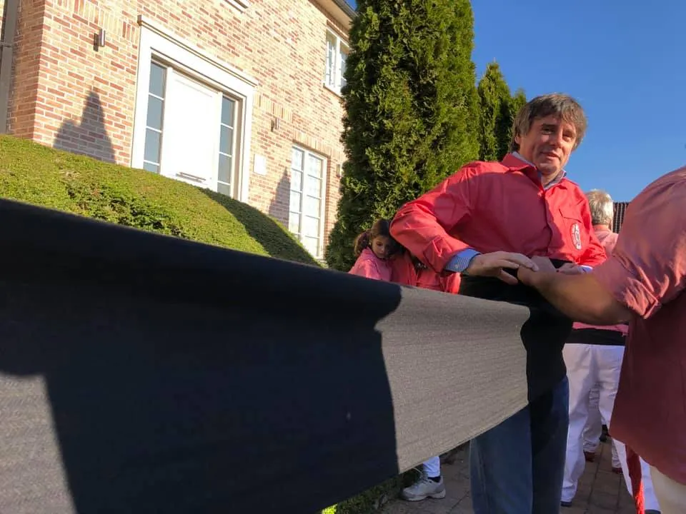 La Colla Vella dels Xiquets de Valls viatja a Waterloo per lliura el premi del XXVII Concurs de Castells de Tarragona a Puigdemont