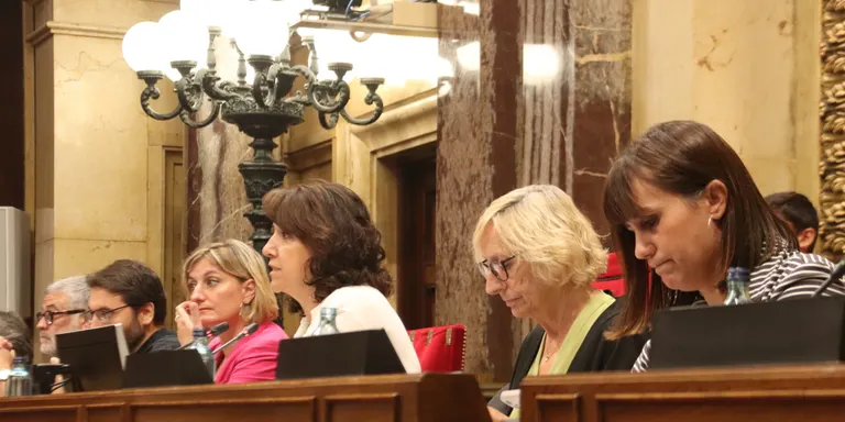 El Parlament demana la dimissió de Rubiales i Soteras per les seves "actituds masclistes"