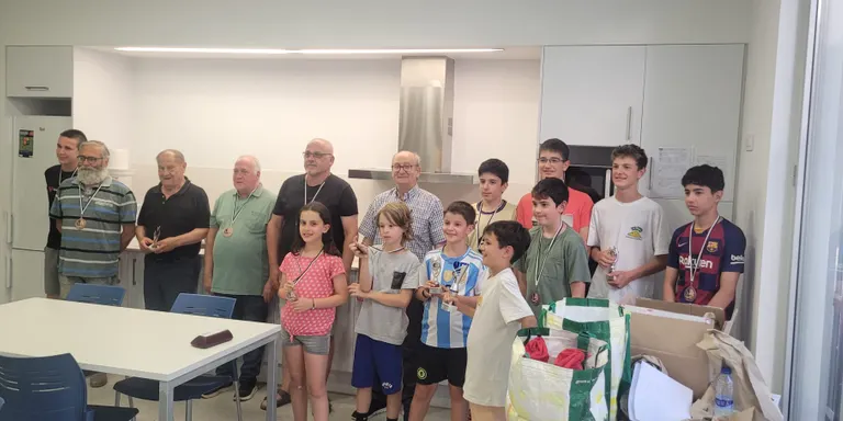 Joan Tordesillas, en la categoria d’adults, i Aleix Barcons, en sub-10, encapçalen el torneig d’hivern d’escacs de Solsona
