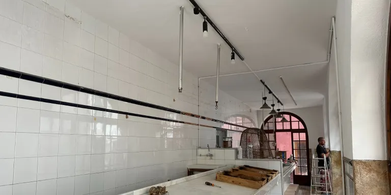 Treballs de pintura i reaparació de la façana de l'antic ajuntament i les peixateries velles