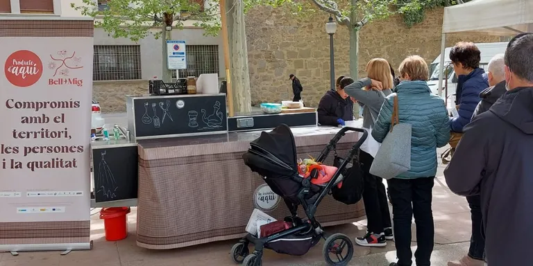 El comerç local i les parades del mercat reparteixen 1.700 premis en el marc de la campanya "Compra, tasta i guanya"