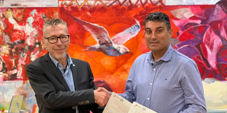 L’Associació d’Apartaments Turístics i Creu Roja signen un conveni per fomentar la inserció laboral