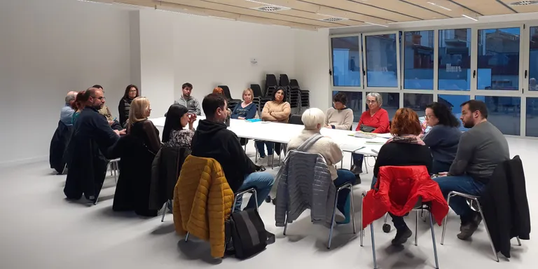 La primera trobada per impulsar el Projecte Educatiu de Caldes aplega 16 persones