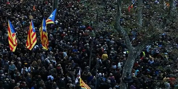 Tsunami Democràtic anima la ciutadania a concentrar-se als afores del Camp Nou el 18 de desembre