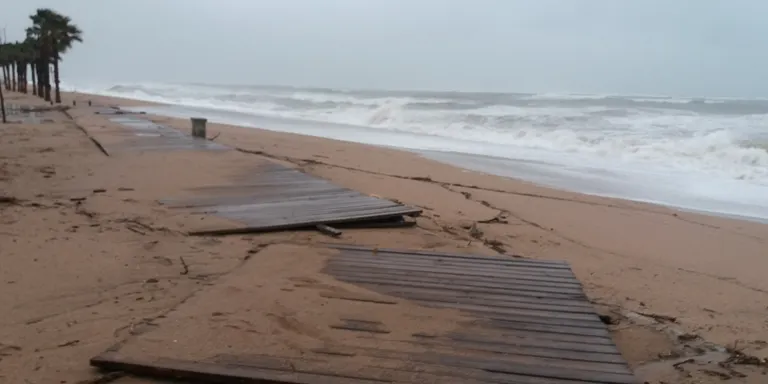 La llevantada torna a malmetre la façana marítima de Pineda