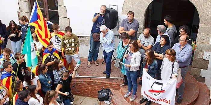 Els grups municipals d'Arenys, excepte el PP, condemnen la repressió policial de l'1-O