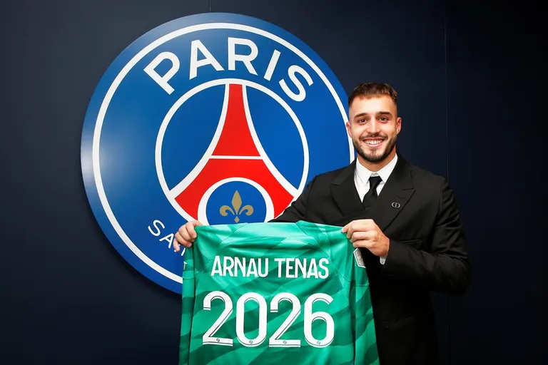 Arnau Tenas fitxa pel PSG