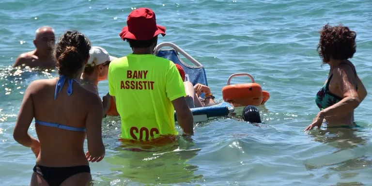 En marxa el servei de bany assistit a la platja de Baix a Mar