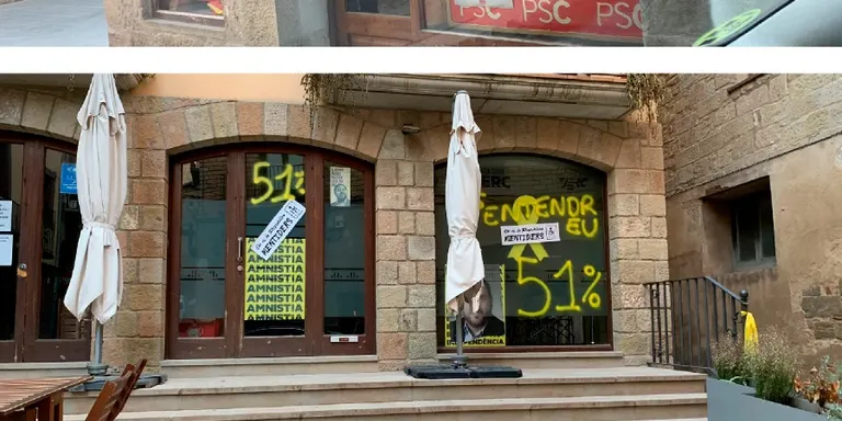 Apareixen pintades a les seus dels partits de Solsona en referència a les negociacions per formar govern i a la majoria independentista del 51%