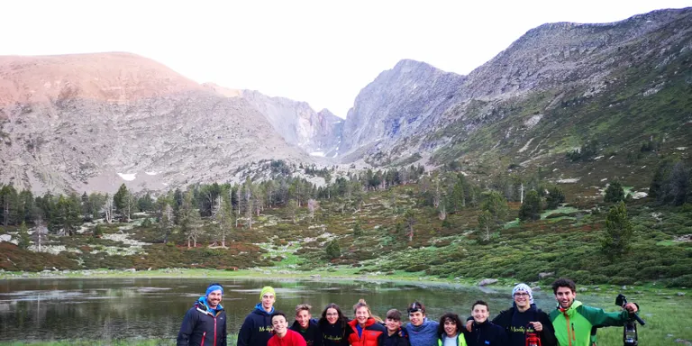 El Montpalau Team i el Club Ciclista Pineda porten fins a Pineda la Flama del Canigó