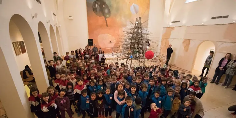 Un centenar d'alumnes de P4 i P5 decoren l'Arbre de Nadal de Guinovart