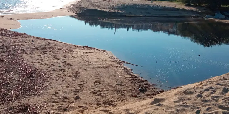 Un vessament d’aigües residuals a la riera d’Arenys de Munt afecta a Arenys de Mar des d'ahir al matí