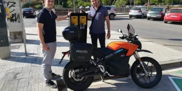 L’estació de recàrrega de cotxes elèctrics ja compta amb el servei per motocicletes i vehicles lleugers