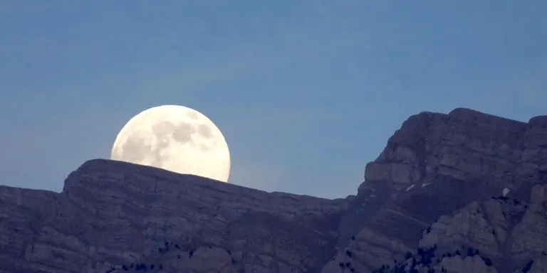 Sortida de marxa nòrdica amb lluna plena al Cadí des de la Seu